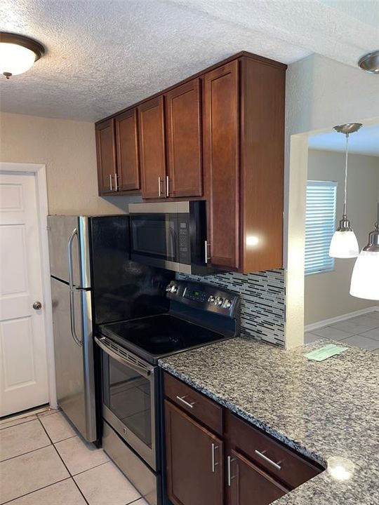 For Rent: $1,600 (3 beds, 1 baths, 943 Square Feet)