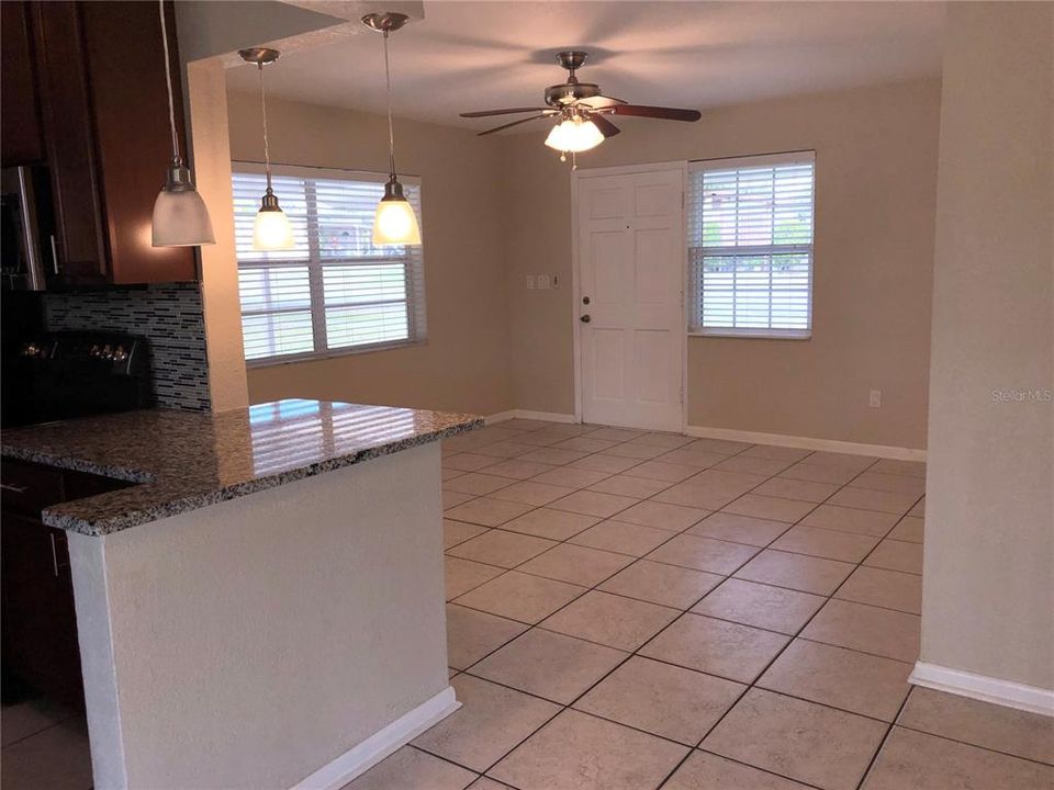 For Rent: $1,600 (3 beds, 1 baths, 943 Square Feet)