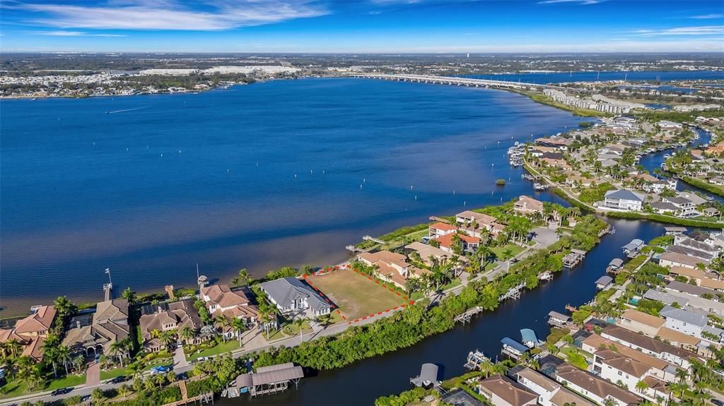 На продажу: $1,700,000 (0.62 acres)