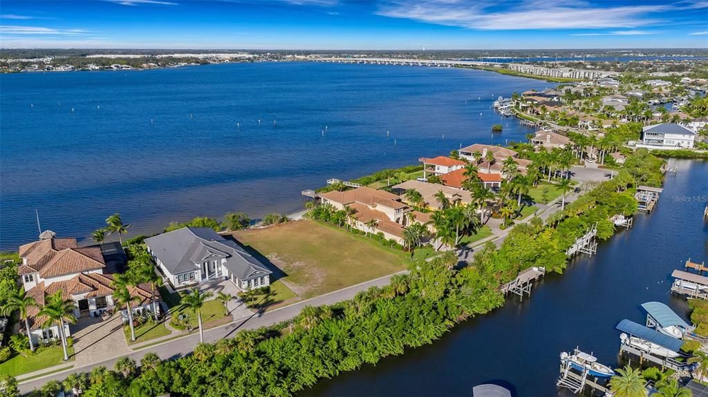 На продажу: $1,700,000 (0.62 acres)