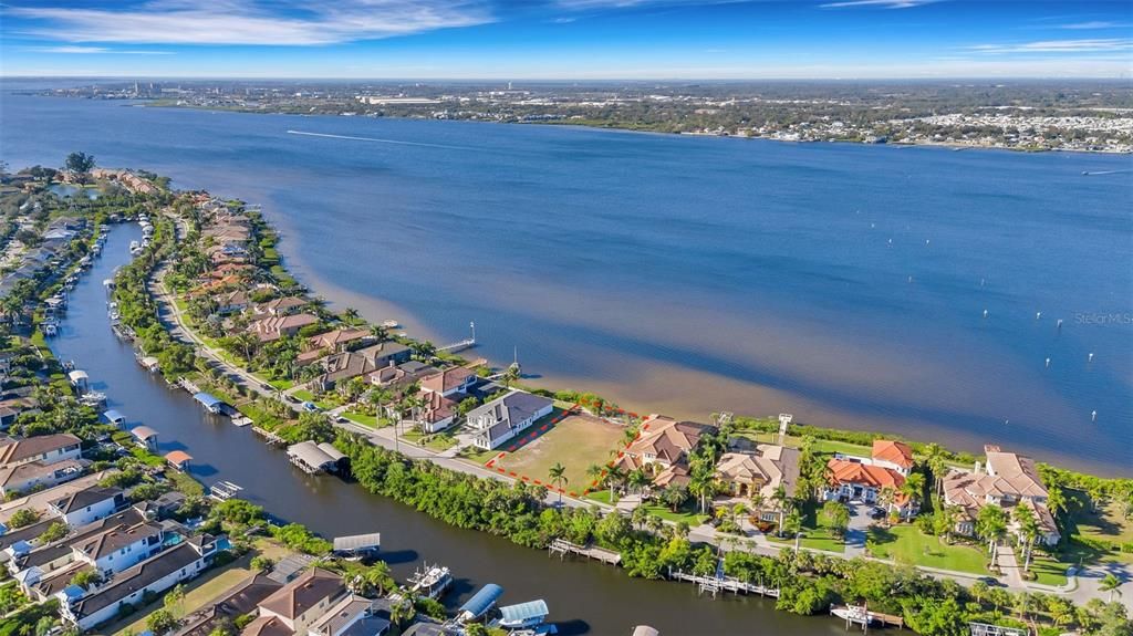 На продажу: $1,700,000 (0.62 acres)