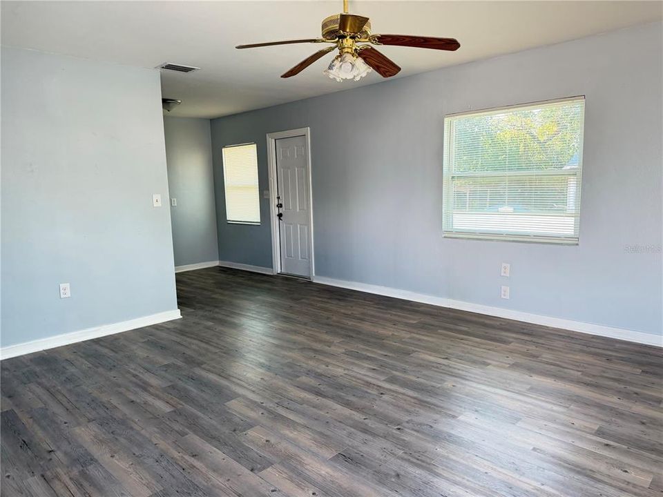 出租: $1,050 (1 贝兹, 1 浴室, 800 平方英尺)