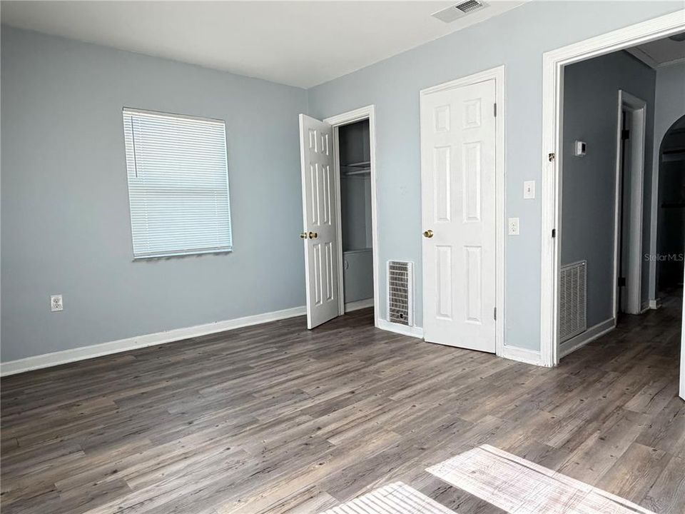 出租: $1,050 (1 贝兹, 1 浴室, 800 平方英尺)