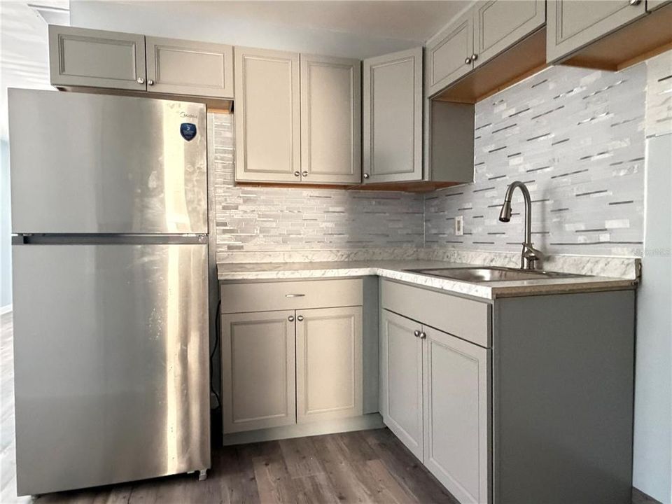 出租: $1,050 (1 贝兹, 1 浴室, 800 平方英尺)