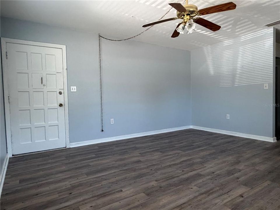 出租: $1,050 (1 贝兹, 1 浴室, 800 平方英尺)