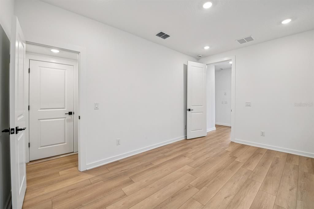 For Sale: $999,990 (5 beds, 4 baths, 3711 Square Feet)