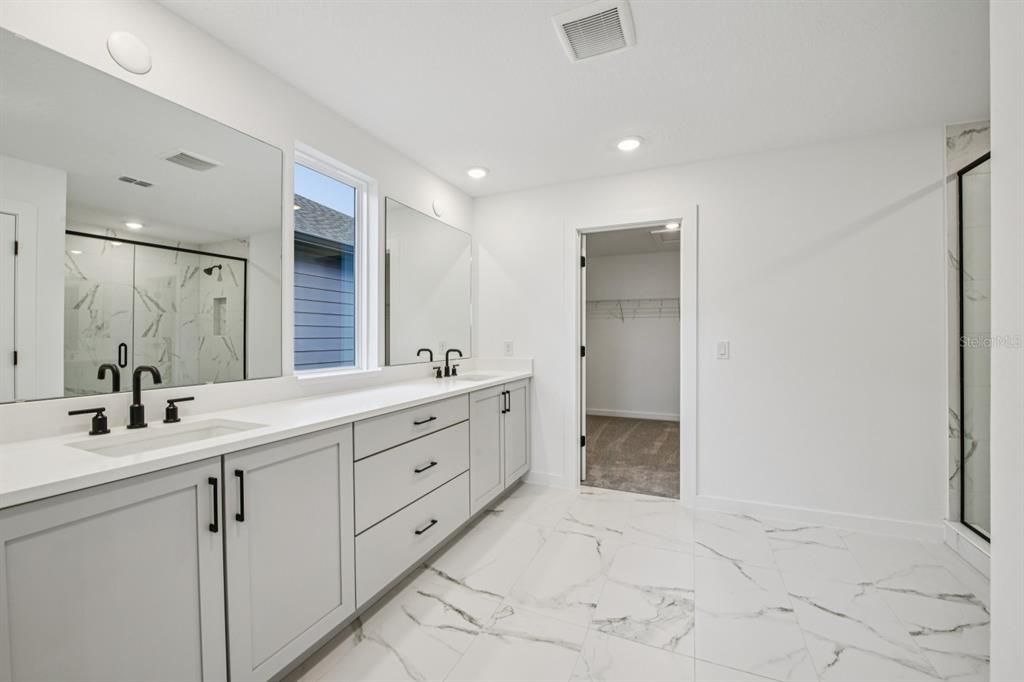 For Sale: $999,990 (5 beds, 4 baths, 3711 Square Feet)