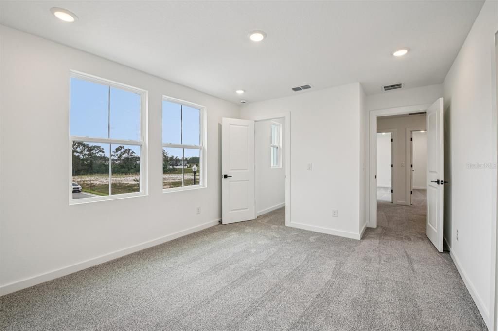 For Sale: $999,990 (5 beds, 4 baths, 3711 Square Feet)