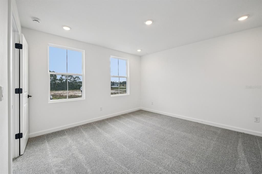 For Sale: $999,990 (5 beds, 4 baths, 3711 Square Feet)