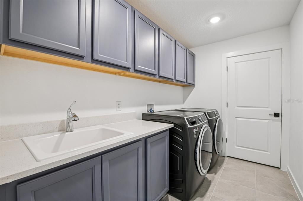 For Sale: $999,990 (5 beds, 4 baths, 3711 Square Feet)