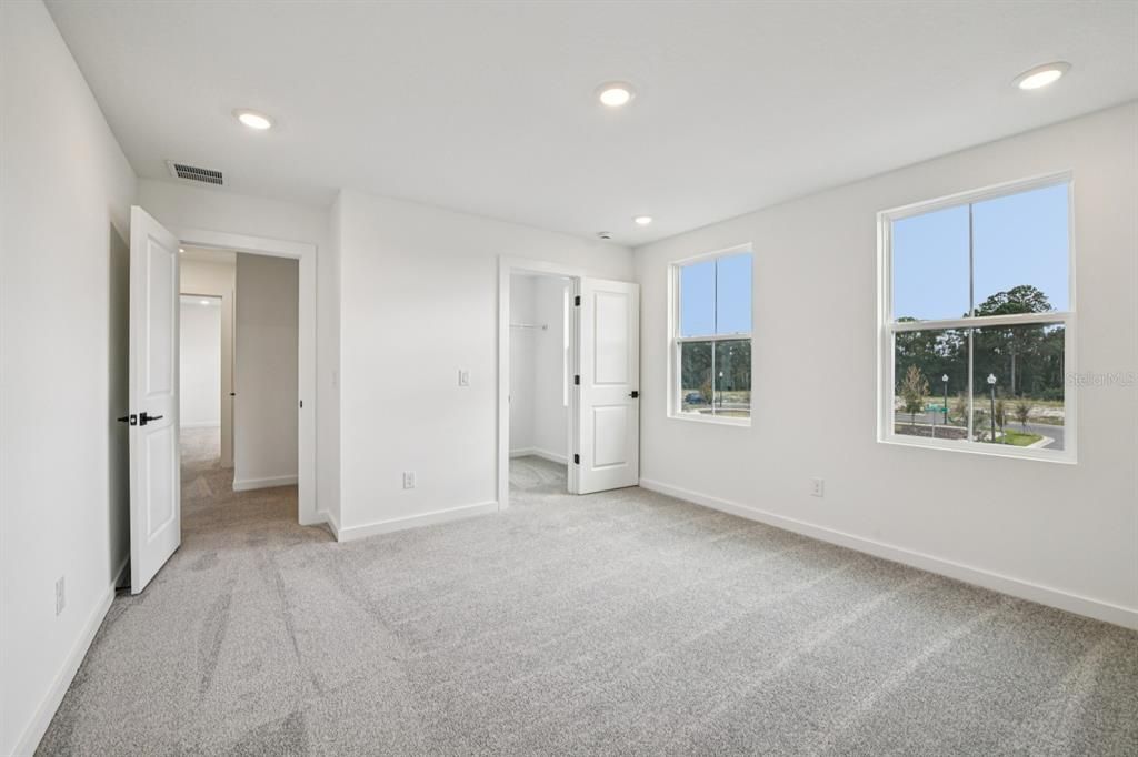 For Sale: $999,990 (5 beds, 4 baths, 3711 Square Feet)