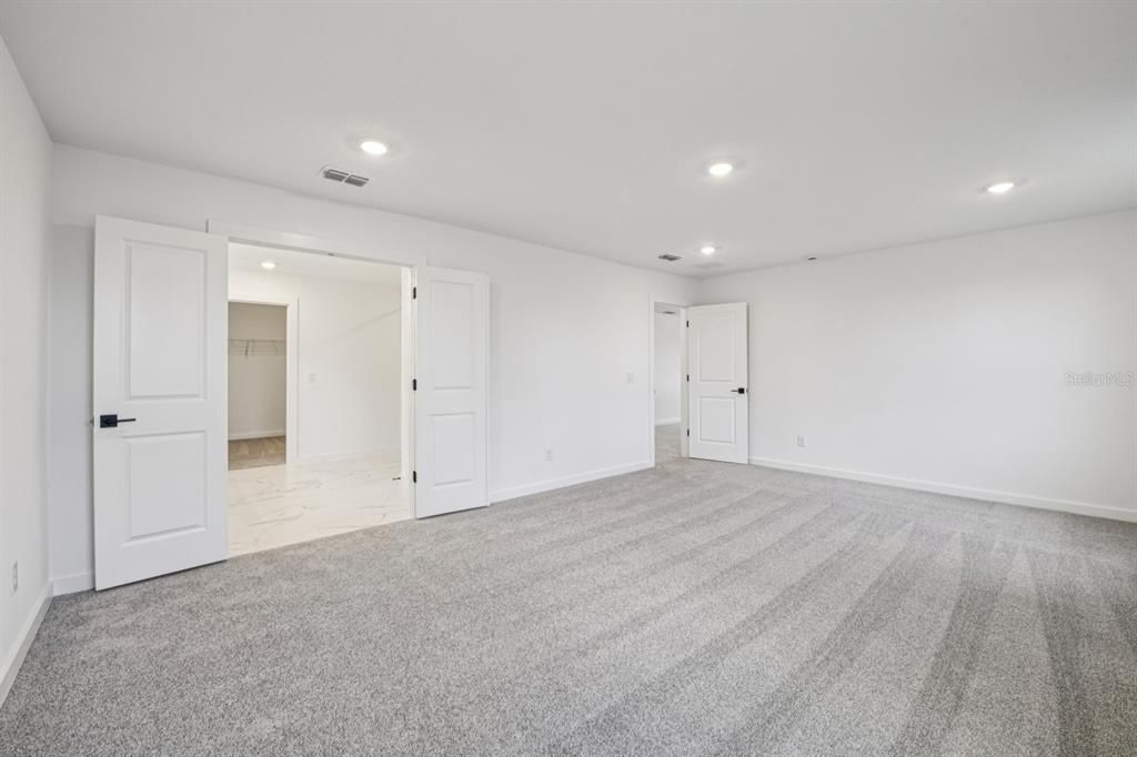 For Sale: $999,990 (5 beds, 4 baths, 3711 Square Feet)