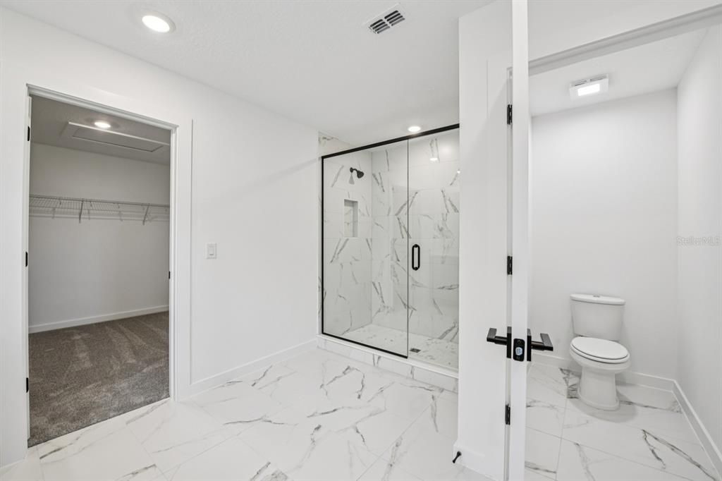 For Sale: $999,990 (5 beds, 4 baths, 3711 Square Feet)