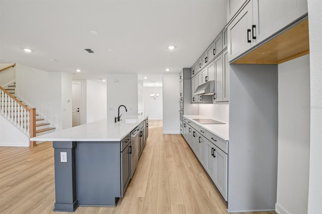 For Sale: $999,990 (5 beds, 4 baths, 3711 Square Feet)