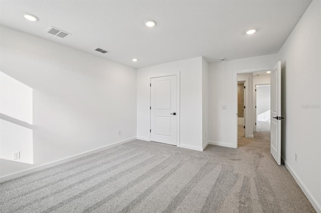 For Sale: $999,990 (5 beds, 4 baths, 3711 Square Feet)