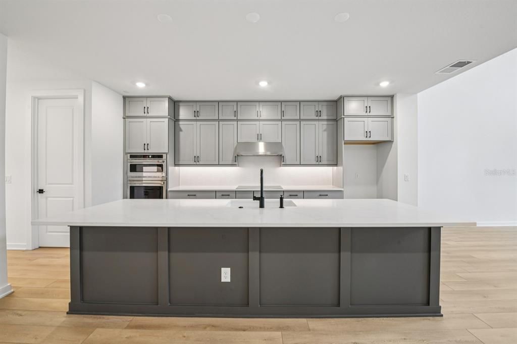 For Sale: $999,990 (5 beds, 4 baths, 3711 Square Feet)