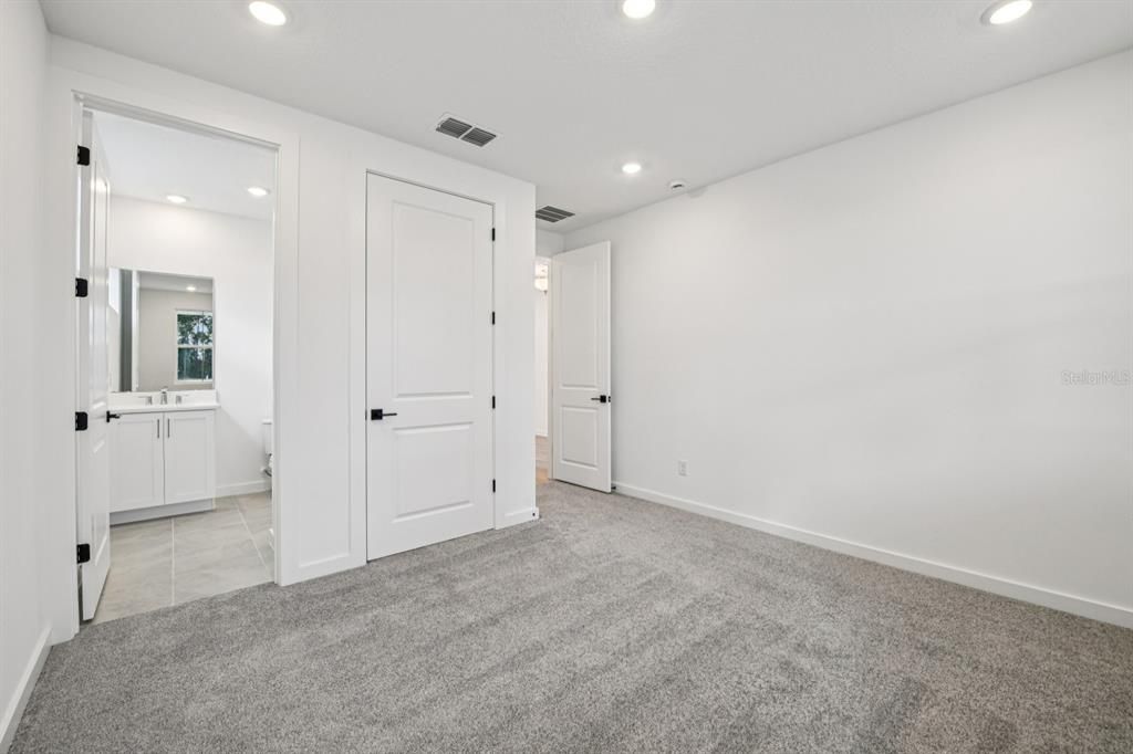 For Sale: $999,990 (5 beds, 4 baths, 3711 Square Feet)