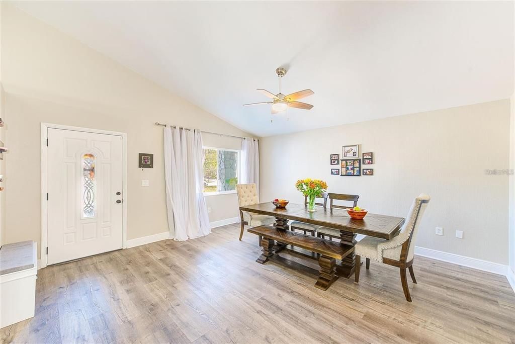 出租: $3,340 (3 贝兹, 2 浴室, 1553 平方英尺)