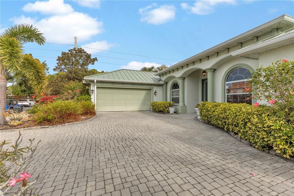 For Sale: $869,000 (3 beds, 3 baths, 2438 Square Feet)