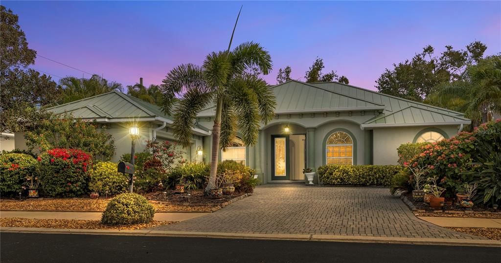 For Sale: $869,000 (3 beds, 3 baths, 2438 Square Feet)