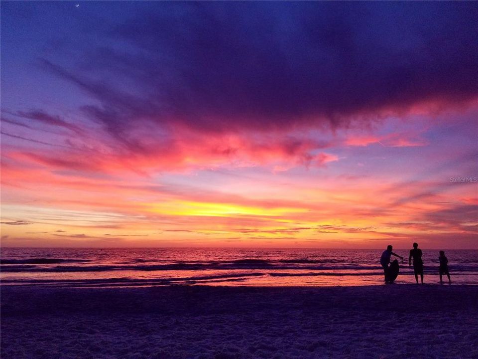 For Sale: $869,000 (3 beds, 3 baths, 2438 Square Feet)