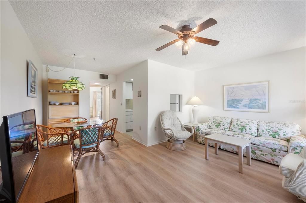 На продажу: $89,900 (1 спален, 1 ванн, 572 Квадратных фут)