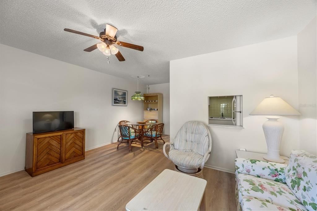 На продажу: $89,900 (1 спален, 1 ванн, 572 Квадратных фут)