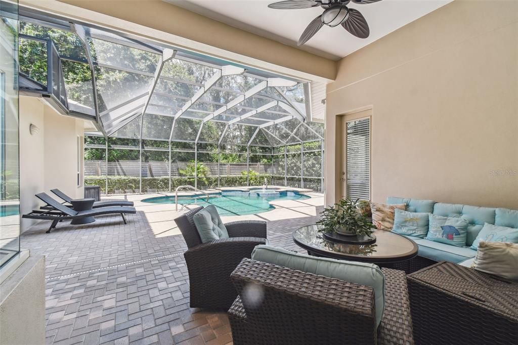 En Venta: $1,095,000 (5 camas, 3 baños, 3698 Pies cuadrados)