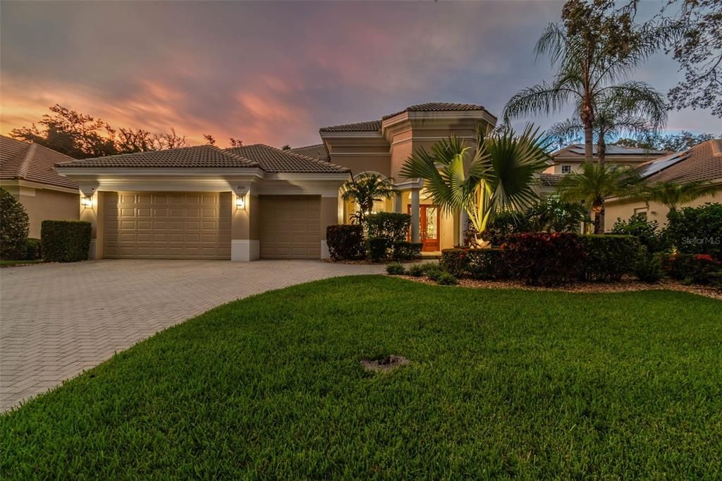 En Venta: $1,095,000 (5 camas, 3 baños, 3698 Pies cuadrados)