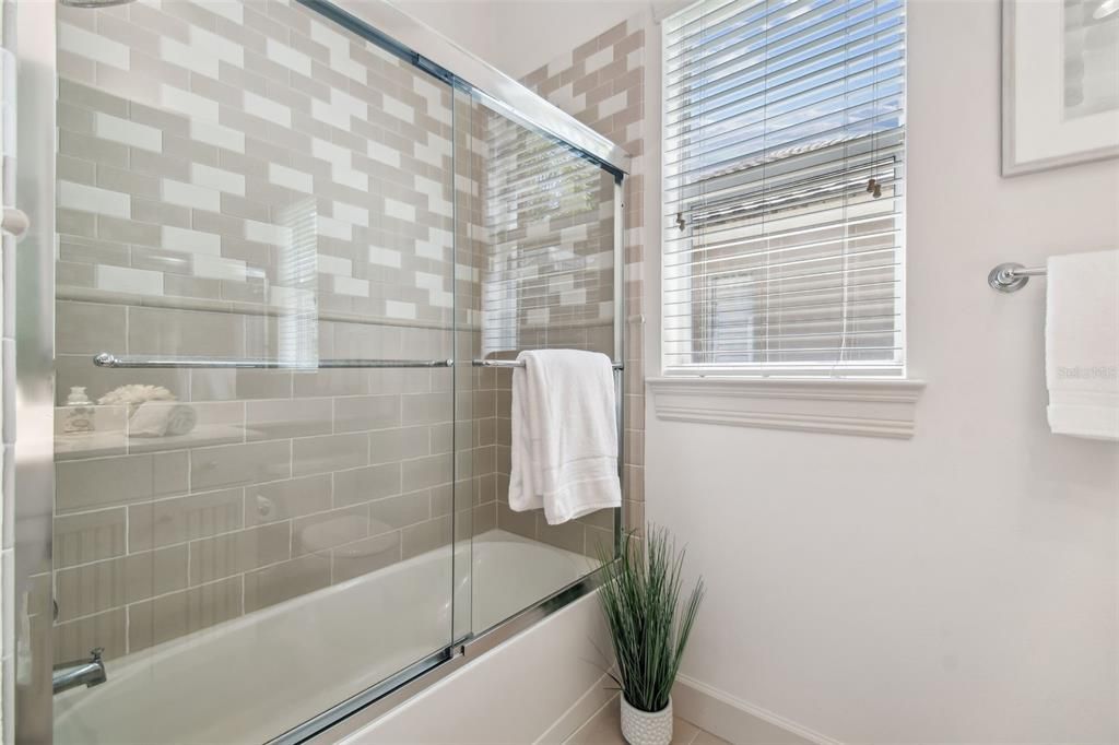 En Venta: $1,095,000 (5 camas, 3 baños, 3698 Pies cuadrados)