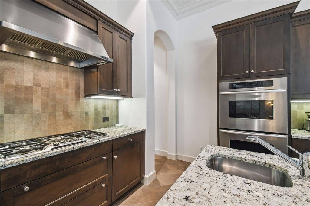 En Venta: $1,095,000 (5 camas, 3 baños, 3698 Pies cuadrados)