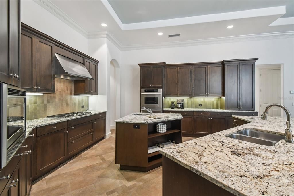 En Venta: $1,095,000 (5 camas, 3 baños, 3698 Pies cuadrados)