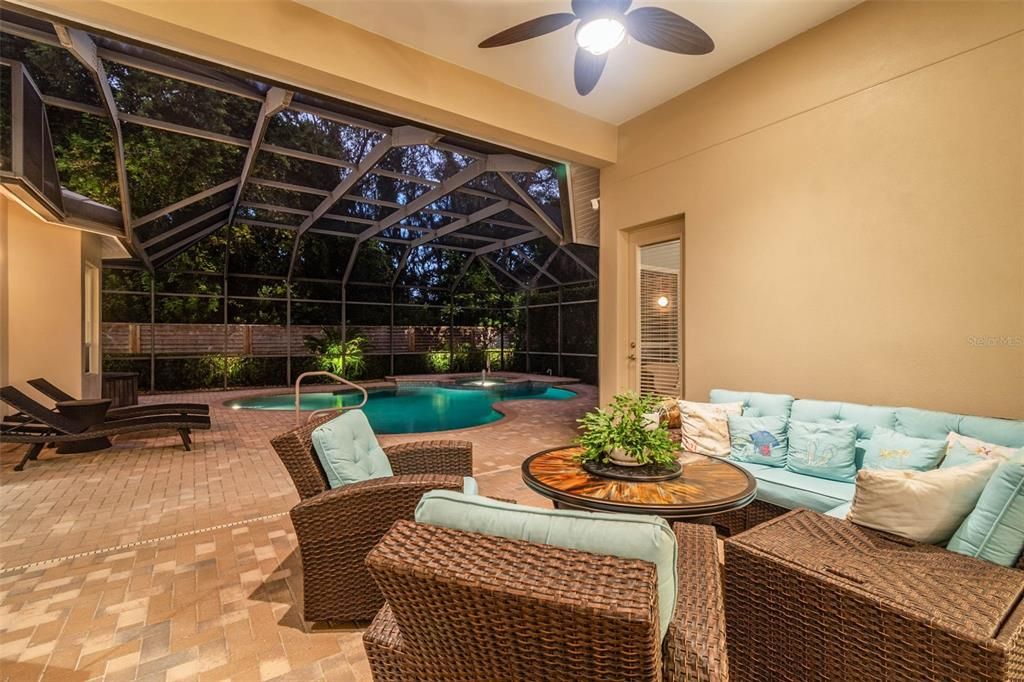 En Venta: $1,095,000 (5 camas, 3 baños, 3698 Pies cuadrados)