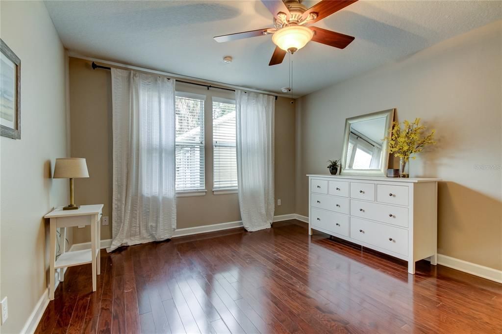 出租: $3,200 (3 贝兹, 2 浴室, 1400 平方英尺)