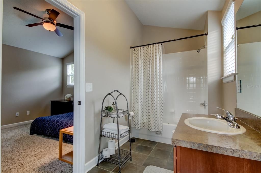 出租: $3,200 (3 贝兹, 2 浴室, 1400 平方英尺)