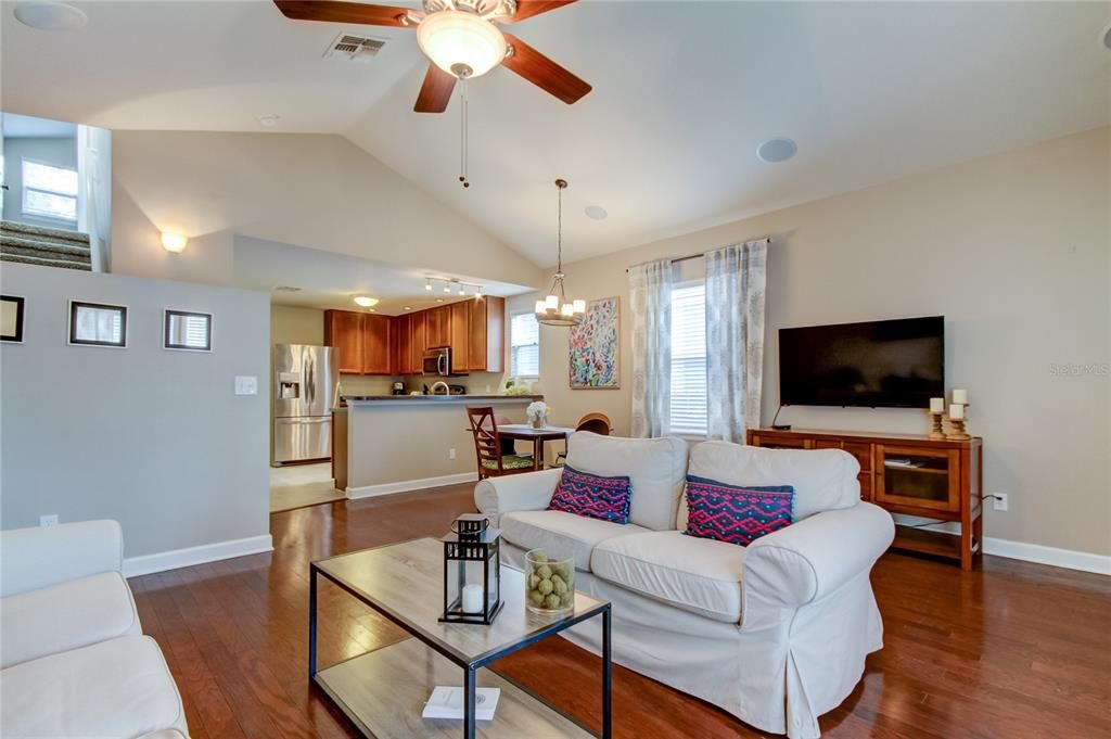 出租: $3,200 (3 贝兹, 2 浴室, 1400 平方英尺)