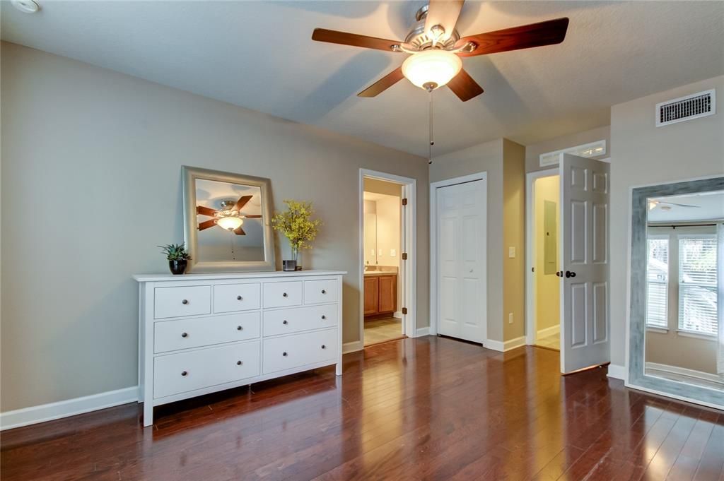 出租: $3,200 (3 贝兹, 2 浴室, 1400 平方英尺)