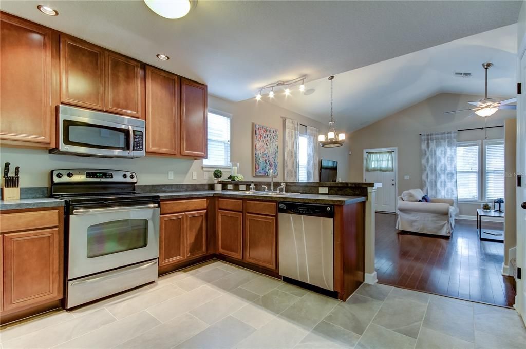 出租: $3,200 (3 贝兹, 2 浴室, 1400 平方英尺)