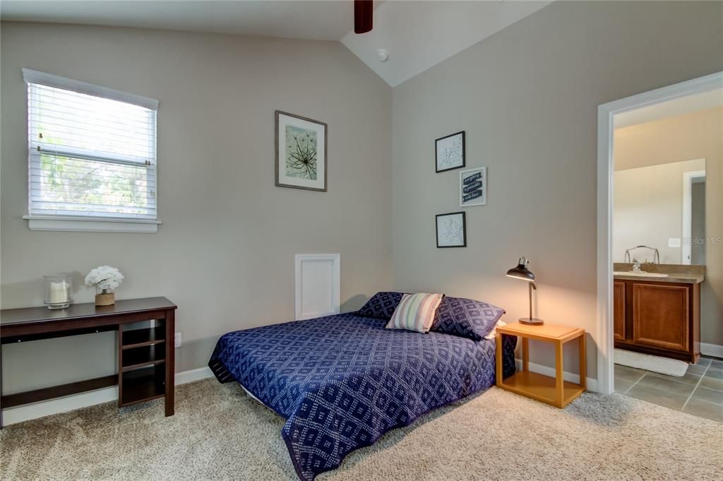 出租: $3,200 (3 贝兹, 2 浴室, 1400 平方英尺)