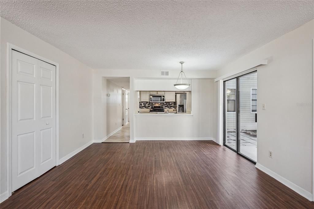 For Rent: $1,900 (3 beds, 2 baths, 1250 Square Feet)