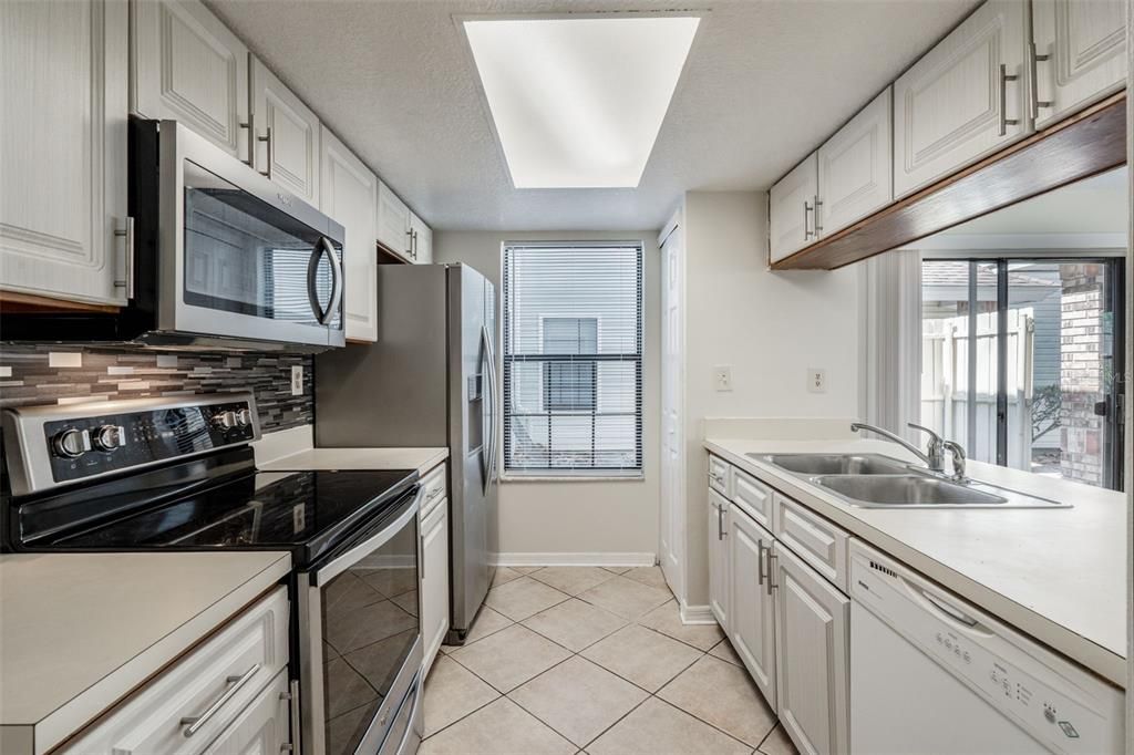 For Rent: $1,900 (3 beds, 2 baths, 1250 Square Feet)