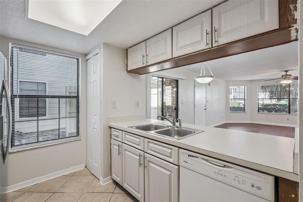 For Rent: $1,900 (3 beds, 2 baths, 1250 Square Feet)