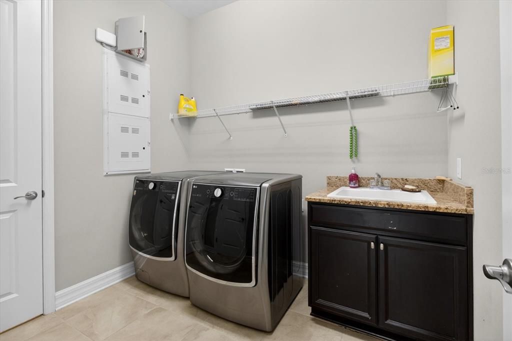 For Sale: $800,000 (5 beds, 4 baths, 4439 Square Feet)