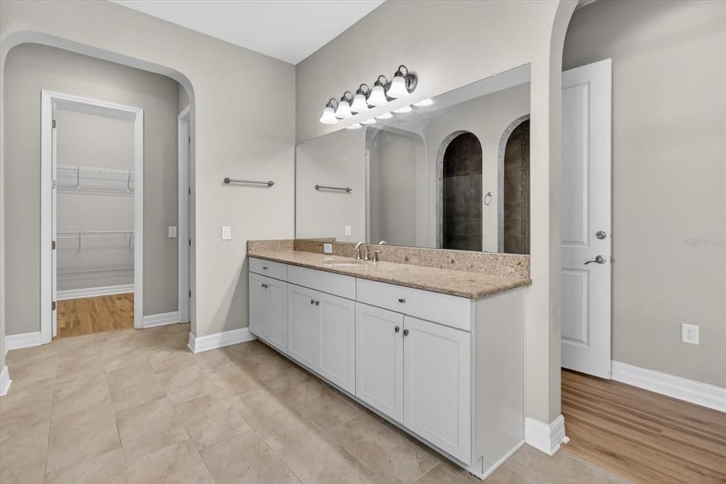 For Sale: $800,000 (5 beds, 4 baths, 4439 Square Feet)