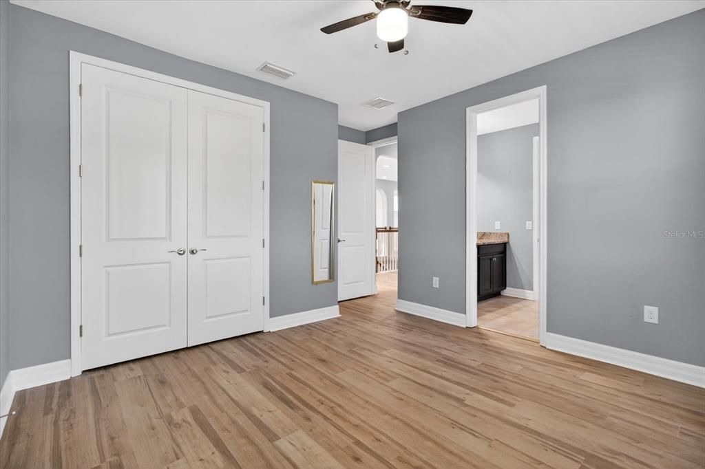 For Sale: $800,000 (5 beds, 4 baths, 4439 Square Feet)