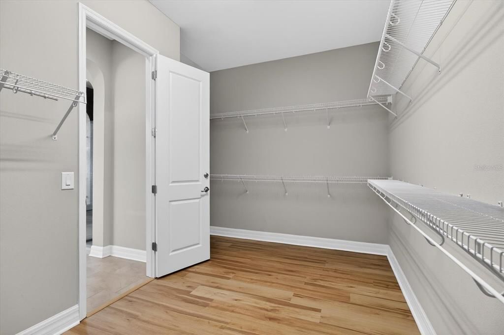 For Sale: $800,000 (5 beds, 4 baths, 4439 Square Feet)