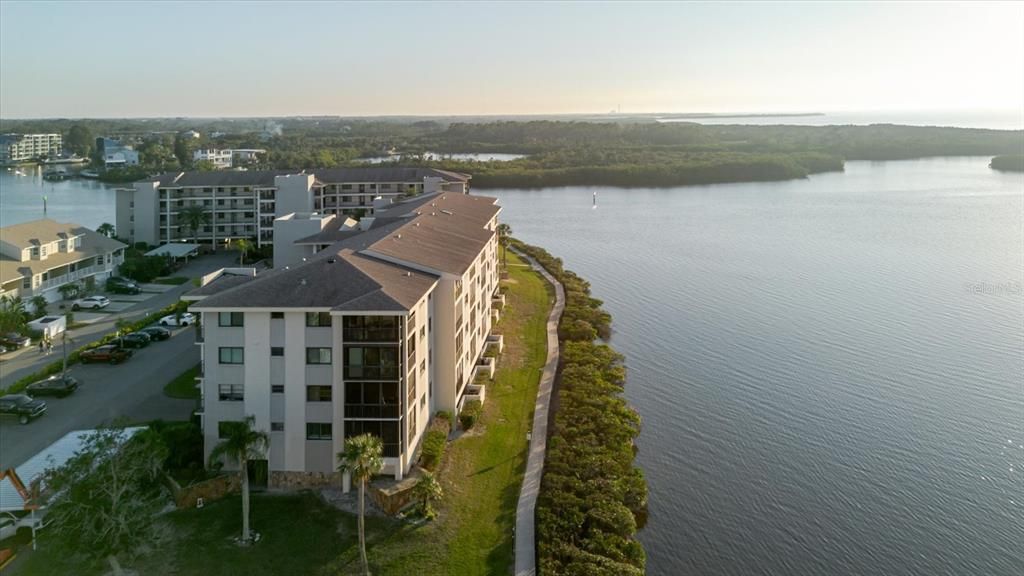 For Sale: $274,000 (2 beds, 2 baths, 1399 Square Feet)