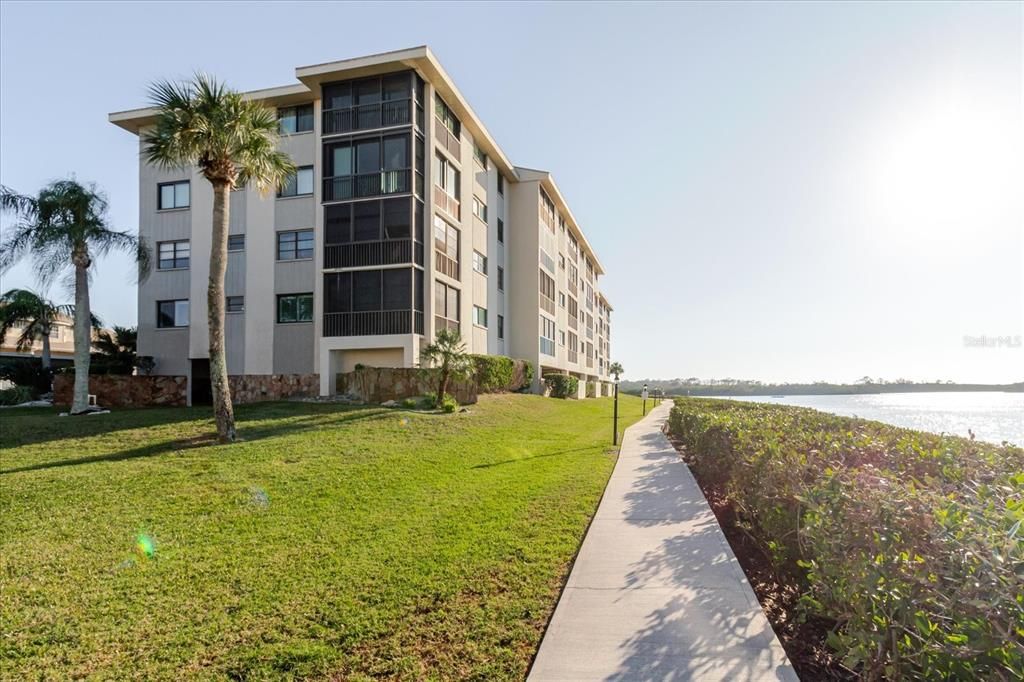 For Sale: $274,000 (2 beds, 2 baths, 1399 Square Feet)
