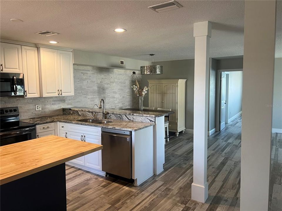 For Sale: $274,000 (2 beds, 2 baths, 1399 Square Feet)