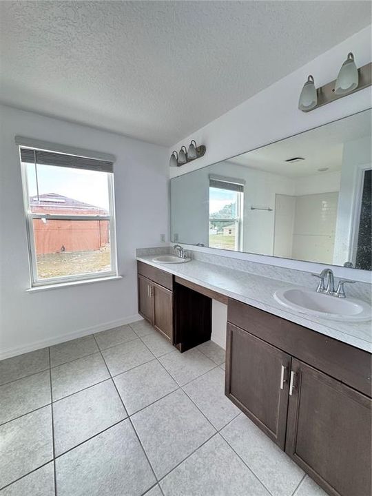 На продажу: $365,990 (5 спален, 3 ванн, 2362 Квадратных фут)